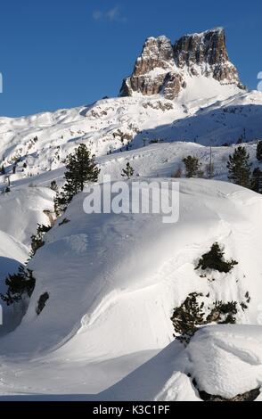 Monte averau en hiver, la plus haute montagne de l'nuvolau groupe dans les dolomites, situé dans la province de Belluno, Veneto, Italie du nord Banque D'Images