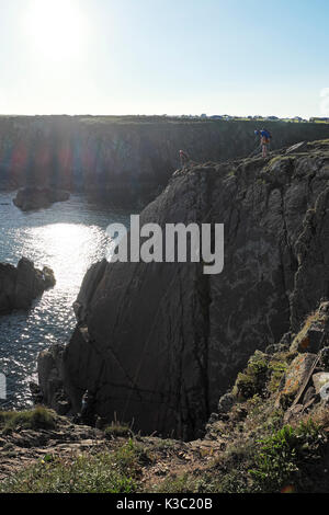 Une vue verticale de grimpeurs d'escalade sur des rochers près de St du Non sur la côte à St Davids Pembrokeshire dans l'ouest du pays de Galles, Grande-Bretagne KATHY DEWITT Banque D'Images