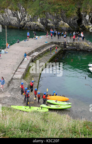 L'école d'aventure avec des kayaks et des gens sur le quai en été à Porthclais port près de St David's, Pembrokeshire Wales UK KATHY DEWITT Banque D'Images