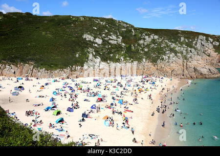 La magnifique vue de plage de Porthcurno à West Cornwall, une oasis de beauté naturelle. Banque D'Images