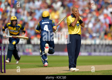 Birmingham, Jeetan Patel réagit comme Glamorgan's Colin Ingram et Jacques Rudolph exécuter entre les guichets au cours de la NatWest T20 Blast finale Journée à Edgbaston, Birmingham. Banque D'Images