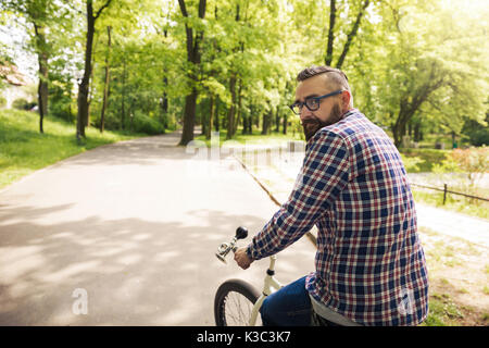 Portrait de jeune homme moderne se retourner sur location Banque D'Images