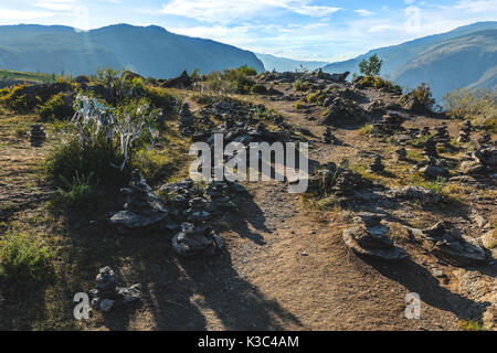 Pyramide en pierre près de la rivière katun dans les montagnes de l'Altaï. chemal, république de l'Altaï, en Sibérie, en Russie. Banque D'Images