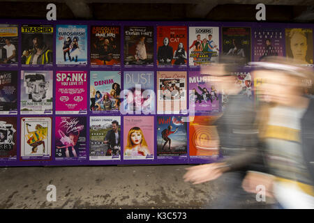 Les artistes de rue, artistes et public remplir le Royal Mile d'avance sur l'Edinburgh Fringe Festival. Doté d''atmosphère : où : Édinbourg, Royaume-Uni Quand : 02 août 2017 : Crédit d'Euan Cherry/WENN.com Banque D'Images