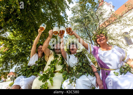 Les gens habillés comme des dieux et de la déesse de houblon, l'a visité et a ouvert le festival tchèque de la bière, Jevisovice, République tchèque festival de la bière Banque D'Images