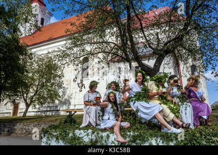 Les gens habillés comme des dieux et de la déesse de houblon, l'a visité et a ouvert le festival tchèque de la bière, Jevisovice, République tchèque festival de la bière Banque D'Images