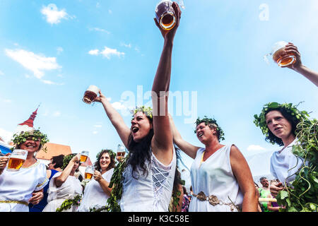 Dieux et la déesse du houblon ont visité et ouvert le festival de la bière tchèque, Jevisovice, République tchèque en dégustant des bières Banque D'Images