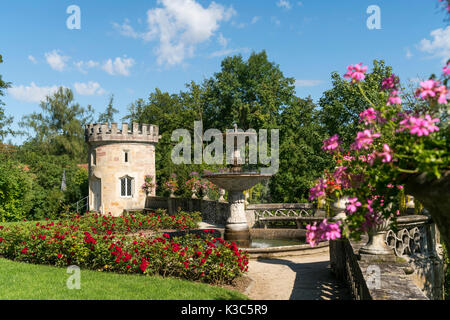 Ehrenhof von Schloss Rosenau Schalenbrunnen mit près de Coburg, Oberfranken, Bayern, Deutschland | fontaine et cour intérieure, Schloss Rosenau, Rosenau Pa Banque D'Images