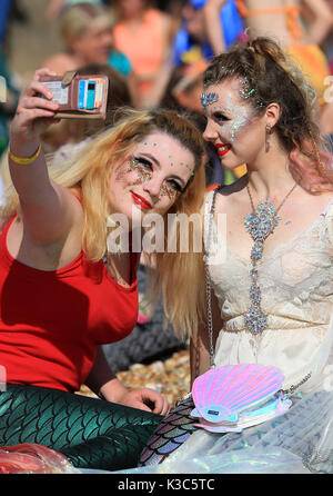 Les participants habillés comme des sirènes se rassembler à Bexhill-on-Sea dans l'East Sussex, pour une tentative de record du monde Guinness du plus grand rassemblement de sirènes dans un même lieu, pendant le Festival annuel de la mer dans la ville. Photo date : Samedi 2 septembre 2017. Crédit photo doit se lire : Gareth Fuller/PA Wire Banque D'Images