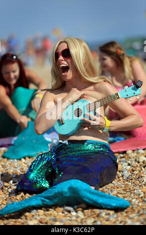 Les participants habillés comme des sirènes se rassembler à Bexhill-on-Sea dans l'East Sussex, pour une tentative de record du monde Guinness du plus grand rassemblement de sirènes dans un même lieu, pendant le Festival annuel de la mer dans la ville. Photo date : Samedi 2 septembre 2017. Crédit photo doit se lire : Gareth Fuller/PA Wire Banque D'Images