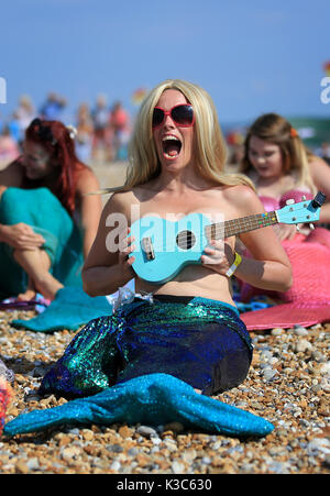 Les participants habillés comme des sirènes se rassembler à Bexhill-on-Sea dans l'East Sussex, pour une tentative de record du monde Guinness du plus grand rassemblement de sirènes dans un même lieu, pendant le Festival annuel de la mer dans la ville. Photo date : Samedi 2 septembre 2017. Crédit photo doit se lire : Gareth Fuller/PA Wire Banque D'Images