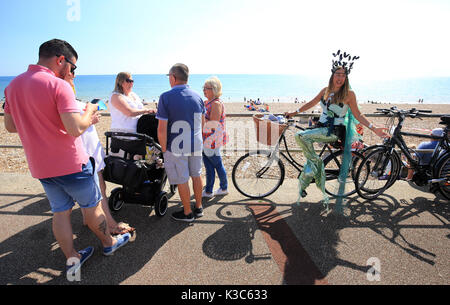 Les participants habillés comme des sirènes se rassembler à Bexhill-on-Sea dans l'East Sussex, pour une tentative de record du monde Guinness du plus grand rassemblement de sirènes dans un même lieu, pendant le Festival annuel de la mer dans la ville. Photo date : Samedi 2 septembre 2017. Crédit photo doit se lire : Gareth Fuller/PA Wire Banque D'Images