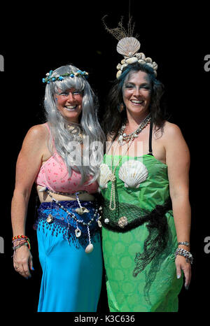 Melanie Rushby (à gauche) et Annie Bentley habillés comme des sirènes se rassembler à Bexhill-on-Sea dans l'East Sussex, pour une tentative de record du monde Guinness du plus grand rassemblement de sirènes dans un même lieu, pendant le Festival annuel de la mer dans la ville. Photo date : Samedi 2 septembre 2017. Crédit photo doit se lire : Gareth Fuller/PA Wire Banque D'Images
