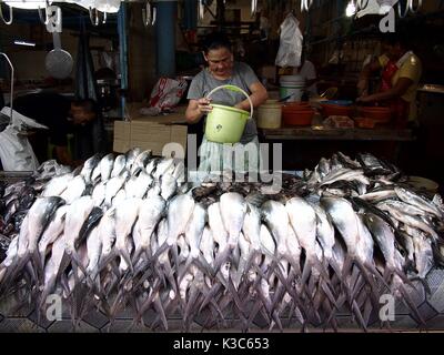 MARIKINA CITY, PHILIPPINES - le 28 août 2017 : Un vendeur vend du poisson frais et autres seafolds dans un magasin dans un marché public. Banque D'Images