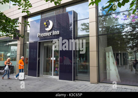 Couple entrant à l'hôtel Premier Inn, Westfield Branch Hotel, Stratford, Londres, royaume-uni Banque D'Images