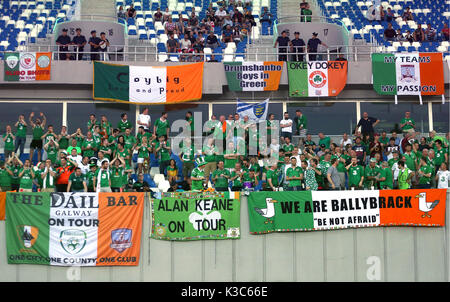 République d'Irlande fans dans les peuplements de démontrer leur appui au cours de la qualification pour la Coupe du Monde FIFA 2018, GROUPE D match à la Boris Paichadze Stadium, Tbilissi. Banque D'Images