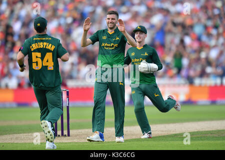 Nottingham's Harry Gurney célèbre en tenant le wicket de Hampshire Kyle Abbott au cours de la NatWest T20 Blast finale Journée à Edgbaston, Birmingham. Banque D'Images