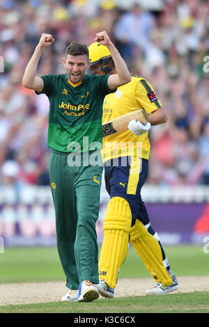 Nottingham's Harry Gurney célèbre en tenant le wicket de Hampshire Kyle Abbott au cours de la NatWest T20 Blast finale Journée à Edgbaston, Birmingham. Banque D'Images