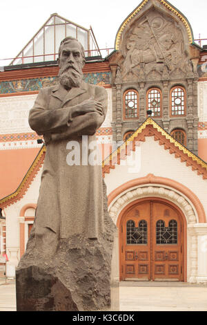 Statue de Pavel Tretiakov businessman russe, patron de l'art, collectionneur et mécène, en face de la Galerie nationale Tretiakov Banque D'Images