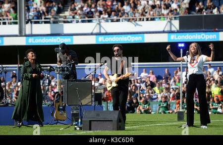 Emeli Sande (à gauche), Marcus Mumford (deuxième à droite) et Rita Ora d'effectuer à la mi-temps au cours du jeu4Grenfell, un match de football de bienfaisance de recueillir des fonds pour les survivants, à tour Grenfell QPR's Loftus Road stadium à Londres. Banque D'Images