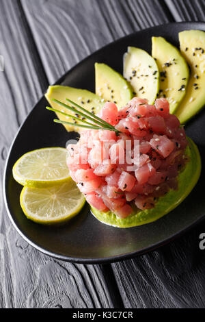 Tartare de thon à l'avocat, balsamique et gros plan sur une plaque verticale. Banque D'Images