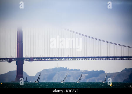 4 bateaux à voile de suite passer sous le golden gate bridge ensemble. Banque D'Images