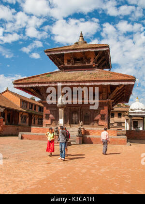 Ancien Temple Hindou, Durbar Square Bhaktapur, dans la vallée de Katmandou, sur un fond de ciel bleu et nuages, wight Népal Banque D'Images