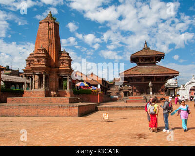 Ancien Temple Hindou, Durbar Square Bhaktapur, dans la vallée de Katmandou, sur un fond de ciel bleu et nuages, wight Népal Banque D'Images