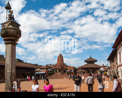 Ancien Temple Hindou, Durbar Square Bhaktapur, dans la vallée de Katmandou, sur un fond de ciel bleu et nuages, wight Népal Banque D'Images