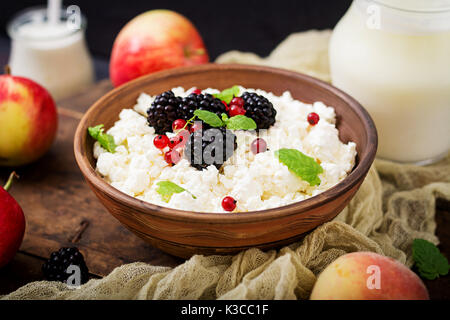 Le fromage cottage avec les framboises dans un bol. Banque D'Images