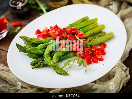 Vegan salade chaude d'asperges et poivrons grillés Banque D'Images