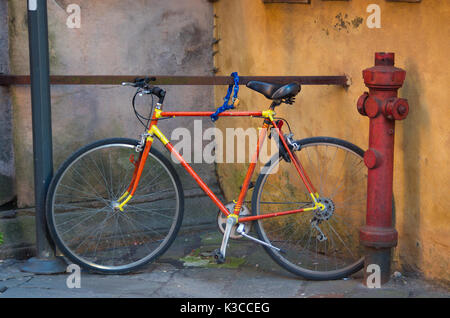 Vieux vélo orange et jaune pour éviter de voler en chaîne Banque D'Images