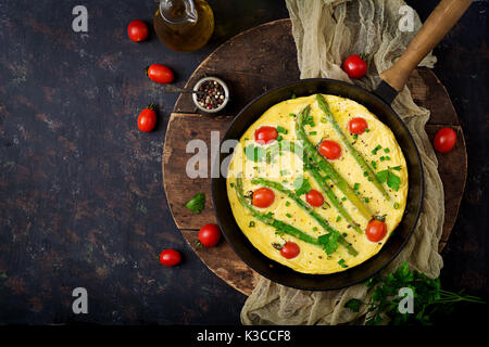 Omelette (omelette) avec les tomates, les asperges et les oignons verts Banque D'Images