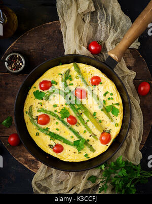 Omelette (omelette) avec les tomates, les asperges et les oignons verts Banque D'Images