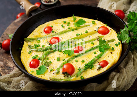 Omelette (omelette) avec les tomates, les asperges et les oignons verts Banque D'Images