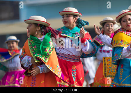 27 mai 2017, l'Équateur Sangolqui : les femmes quechua en costumes traditionnels colorés des danses que l'ouverture d'un événement rodéo rural Banque D'Images