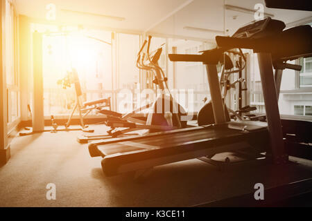 Les machines de remise en forme dans la salle de remise en forme au matin Banque D'Images