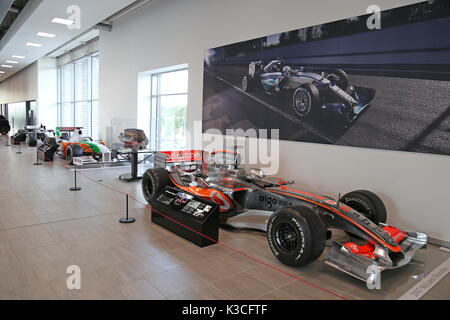 McLaren MP4/22 (2007) et Force India VJM02 (2009), Mercedes-Benz World, Brooklands, Weybridge, Surrey, Angleterre, Grande-Bretagne, Royaume-Uni, Europe Banque D'Images