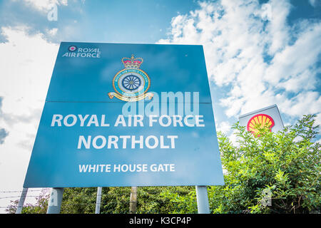 Panneau d'entrée à Royal Air Force Northolt, White House Gate, South Ruislip, London, Londres, Royaume-Uni. Banque D'Images