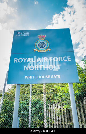 Panneau d'entrée à Royal Air Force Northolt, White House Gate, South Ruislip, London, Londres, Royaume-Uni. Banque D'Images