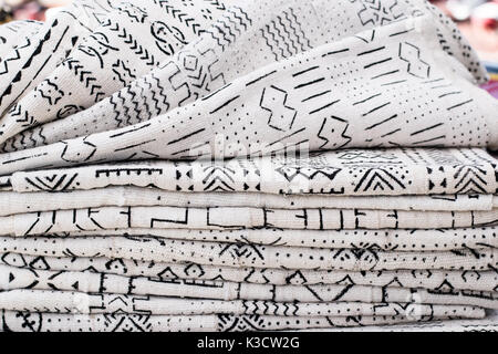 African Textiles at a market stall avec motifs noir et blanc sur tissu tissé à la main par une femme de Ghana Banque D'Images