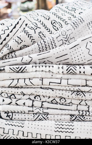 African Textiles at a market stall avec motifs noir et blanc sur tissu tissé à la main par une femme de Ghana Banque D'Images