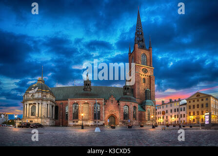 Image HDR de l'église de Riddarholmen au crépuscule situé dans la vieille ville (Gamla Stan) de Stockholm, Suède Banque D'Images