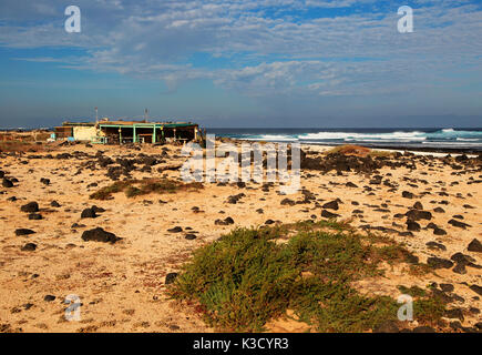 Cabane à pêche plage près de bâtiments Majanicho sur la côte nord de Fuerteventura, Îles Canaries, Espagne Banque D'Images