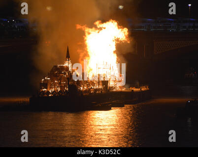 La photo doit être crédité ©Presse Alpha 066465 04/09/2016 120 mètres de modèle de toits de Londres au 17ème siècle est allumé sur la Tamise à Londres dans le cadre de l'Incendie de Londres à l'occasion du Festival du 350e anniversaire du Grand Incendie de Londres et ses conséquences. Banque D'Images