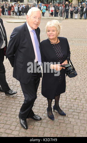 La photo doit être crédité ©Presse Alpha 079965 27/09/2016 Neil Durden Smith et Judith Chalmers Terry Wogan assiste à un service commémoratif de l'abbaye de Westminster à Londres Banque D'Images