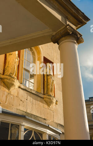 Bath City Royaume-Uni architecture, détail d'une colonnade néoclassique à l'extrémité ouest de Bath Street dans le centre de Bath, Somerset, Angleterre. Banque D'Images