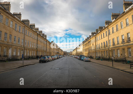 Great Pulteney Street Bath UK, vue sur Great Pulteney Street, contenant une double rangée de certains des plus beaux locaux géorgiens d'Angleterre. Banque D'Images