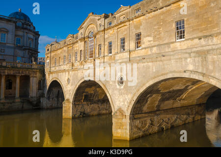 Baignoire, vue du pont de la ville de la la Robert Adam conçu Pulteney Bridge sur la rivière Avon dans la ville de Bath, Somerset, Royaume-Uni. Banque D'Images