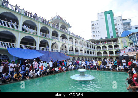 Katmandou, Népal. 09Th Sep 2017. Les musulmans népalais laver ses mains, le visage et les pieds avant de prier pendant la célébration de Bakra Eid ou Eid al-Adha ou Id-ul-Azha le Samedi, Septembre 02, 2017 dans la mosquée Jame Kashmiri, Katmandou, Népal. Bakra Eid, également connu sous l'Eid al-Adha ou Id-ul-Azha en arabe, est une "Fête du Sacrifice" et célébré comme le temps de donner et de sacrifice. Le Gouvernement népalais a annoncé un jour férié à l'occasion de Bakra Eid ou Eid al-Adha ou Id-ul-Azha, l'un des deux grands festivals pour les Musulmans du monde entier. Credit : Narayan Maharjan/Pacific Press/Alamy Live News Banque D'Images